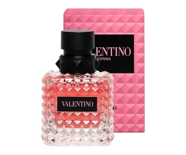 Frau in hellbeigem Strickpullover und passender Mütze hält ihre Hand ans Kinn, blauer Hintergrund