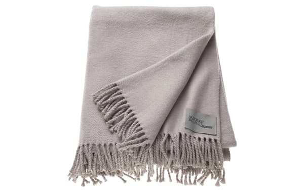 Zwei Halsketten mit herzförmigen Anhängern, die zusammen ein geteiltes Herz mit Herz-Aussparungen ergeben