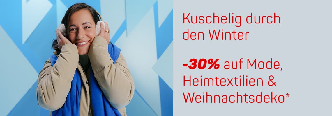 -30% auf Mode, Heimtextilien & Weihnachtsdeko – Person in Winterkleidung mit blauen Schal und Ohrenschützern vor blauem Hintergrund
