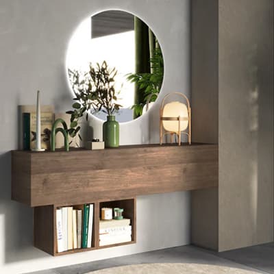 Holzbett mit weißer Bettwäsche, grünes Kissen und braunes Kissen, Fenster und Pflanze im Hintergrund, gerahmte Weltkarte an der Wand