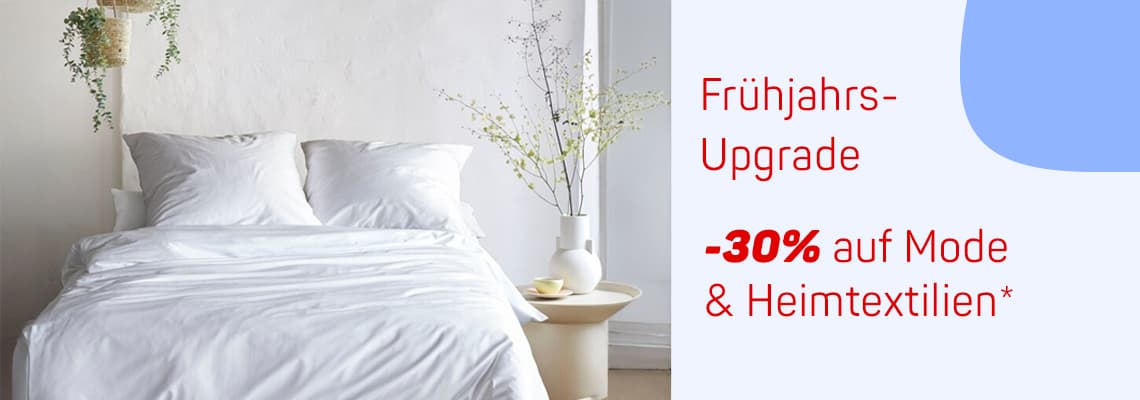 Frühlahrs-Upgrade - 30% auf Mode & Heimtextilien – weißes Bett mit blühendem Zweig im Zimmer