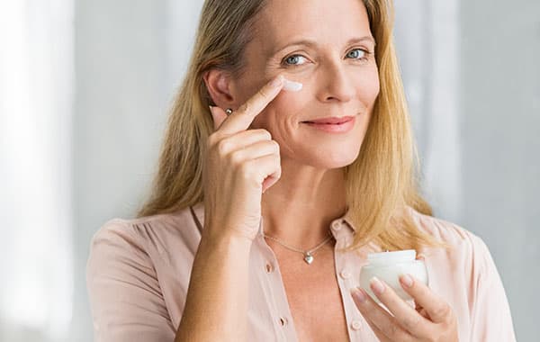 Collistar Magic Drops Glow – Flasche mit Pumpspender vor blauem und grauem Hintergrund