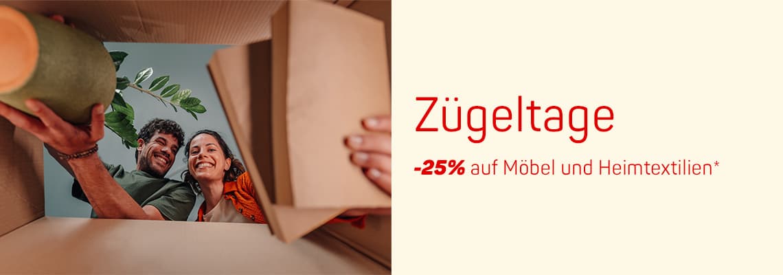 Zügeltage – 25 % auf Möbel und Heimtextilien – Paar schaut von oben in Umzugskarton mit Pflanzen und Deko