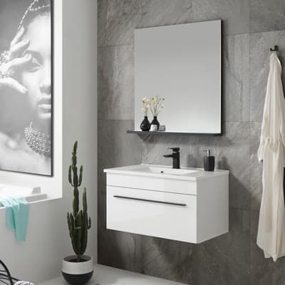 Modernes Badezimmer mit weißem Waschbecken, großem Spiegel, Kaktus und hängendem Bademantel vor grauer Wand