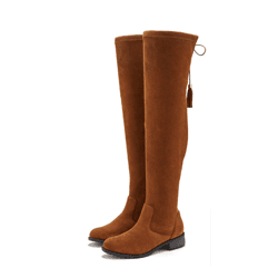 Braune Overknee-Stiefel mit flachem Absatz und Schnürdetail hinten, seitlich leicht nach vorn versetzt dargestellt