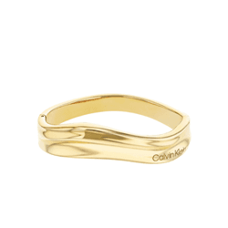 Schmaler, wellenförmiger Ring in Goldoptik mit dezentem Calvin-Klein-Logo auf der Außenseite
