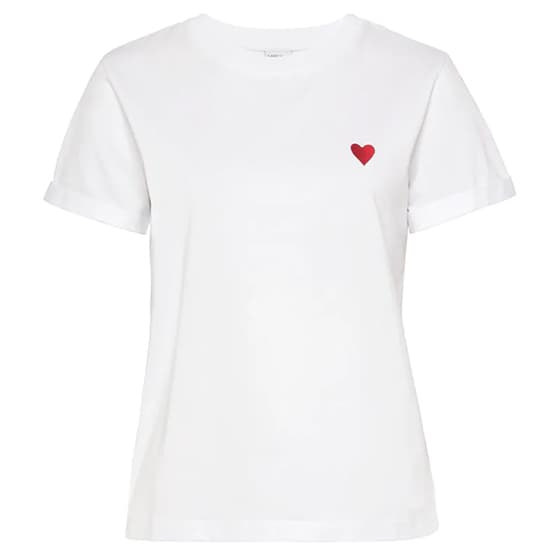 Weißes T-Shirt mit rotem Herz auf der linken Brustseite, kurze Ärmel, Rundhalsausschnitt