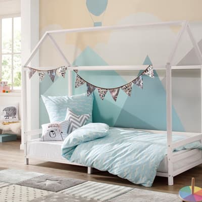 Kinderbett in Hausform mit blauer Bettwäsche, Zickzack-Kissen und Wimpelkette, Wandbild von Bergen und Heißluftballon im Hintergrund