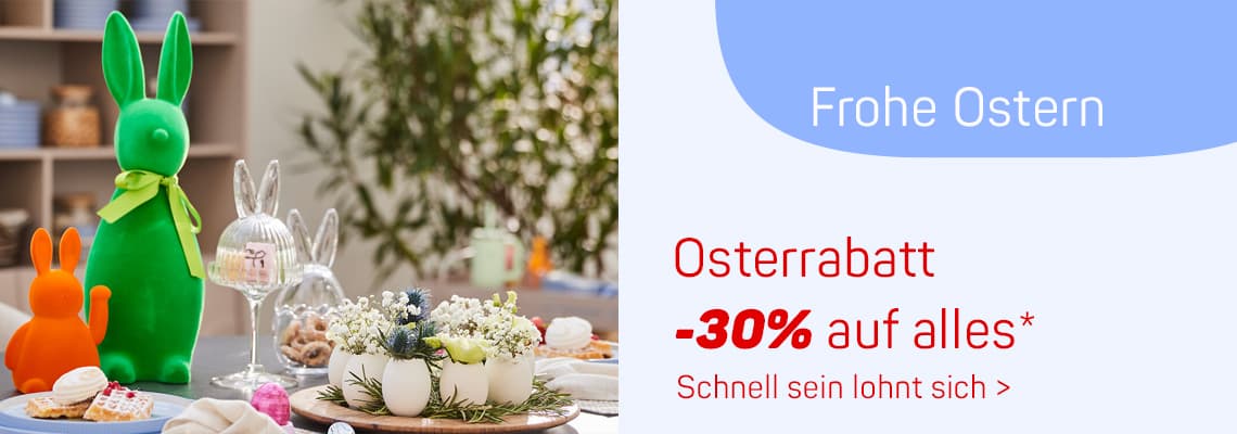 Frohe Ostern – Osterrabatt -30% auf alles – bunt gedeckter Tisch mit Deko-Hasen und Frühlingsblumen