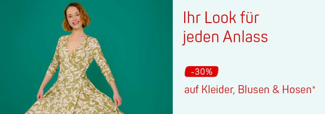 Ihr Look für jeden Anlass – 30 % auf Kleider, Blusen und Hosen – Frau schwingt weit fallendes gemustertes Kleid vor grünem Hintergrund