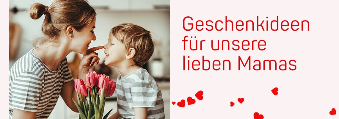 Geschenkideen für unsere lieben Mamas – Frau und Kind in gestreiften Shirts kuscheln neben einem Strauß Tulpen