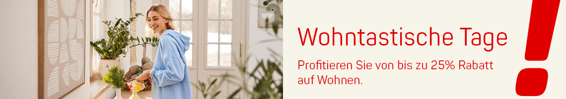 Wohntastische Tage – bis zu 25 % Rabatt auf Wohnen, Frau am Fenster arrangiert Pflanzen im hellen Wohnraum