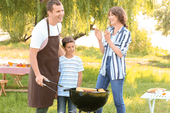 Verschiedene bunte Kissen auf einem beigefarbenen Sofa, im Hintergrund ein abstraktes Gemälde.