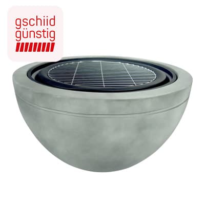 Gartenmöbel-Set mit Sofa, zwei Sesseln und rechteckigem Tisch, alle mit hellen Sitz- und Rückenpolstern