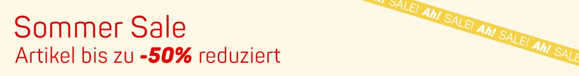 Sommer Sale – Artikel bis zu 50 % reduziert, gelbes Band mit Aufdruck „Ah! SALE!“ diagonal über der Ecke