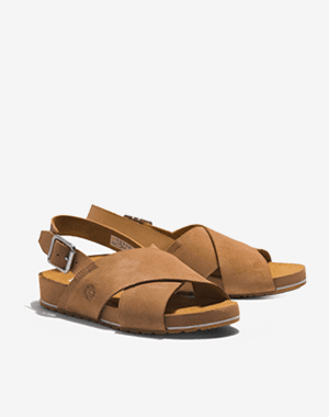 Braune Sandalen mit überkreuzten Riemen und verstellbarem Fersenriemen, seitlich leicht versetzt aufgestellt