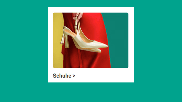 Schuhe – Person im roten Kleid hält einen hellen Pumps mit Absatz vor zweifarbigem Hintergrund