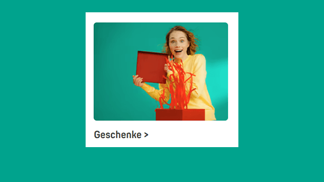 Geschenke – lachende Person öffnet roten Geschenkkarton, bunte Bänder springen heraus