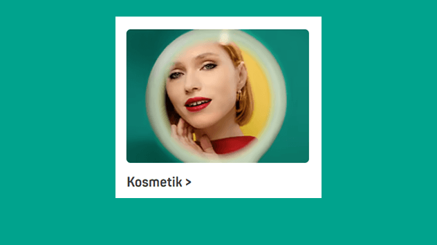 Kosmetik – Frau mit rotem Lippenstift schaut durch runden Rahmen in die Kamera