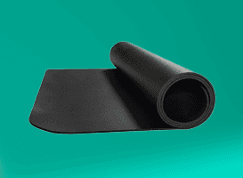 Schwarze Fitness- oder Yogamatte halb aufgerollt vor einfarbig türkisgrünem Hintergrund