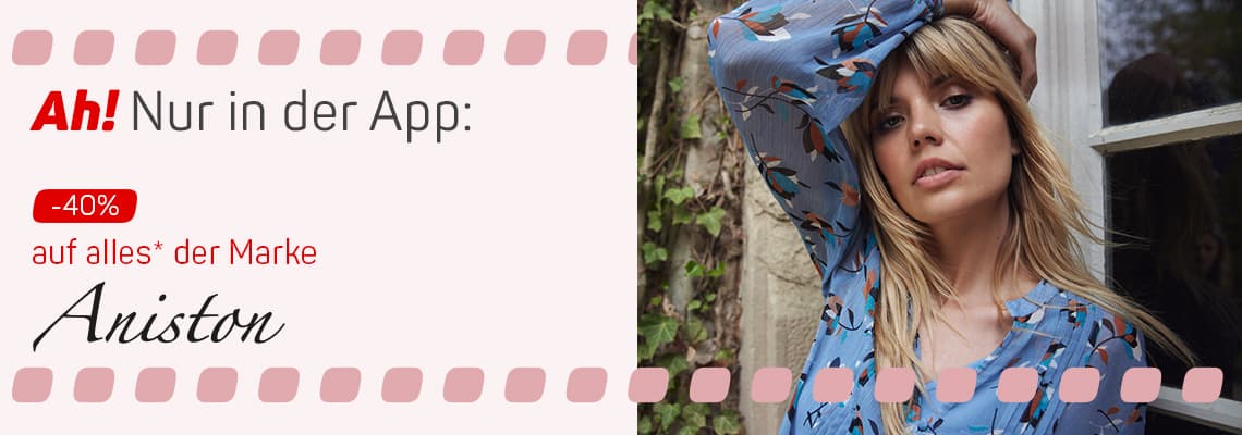 Ah! Nur in der Ackermann App – 40 % auf die Marke Aniston, drei Frauen in herbstlichen Outfits lachen am Fenster