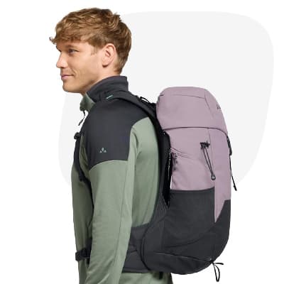 Mann im Profil mit sportlichem Rucksack auf dem Rücken vor rosa Hintergrund