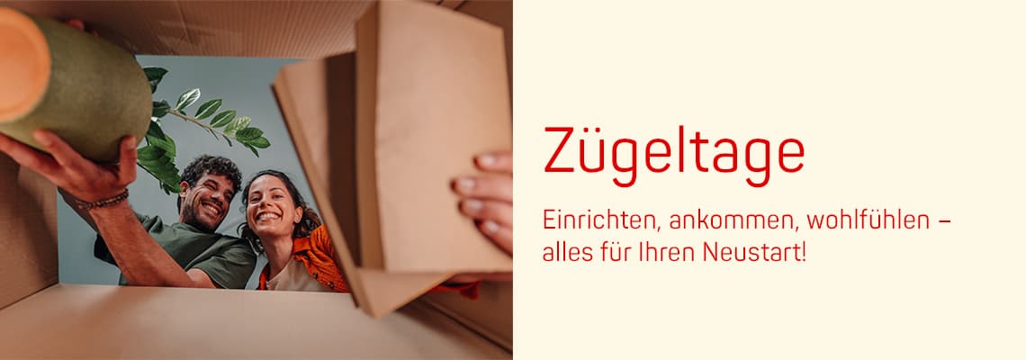 Zügeltage – Einrichten, ankommen, wohlfühlen – alles für Ihren Neustart! Paar schaut lachend in geöffnete Umzugskiste