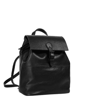 Schwarzer Rucksack mit Überschlag und Schnalle, schmalen Trägern und schlichtem, eckigem Design vor weißem Hintergrund